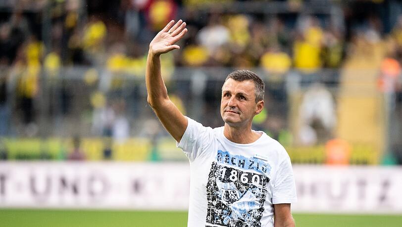 Trainer Michael Köllner von 1860 München kommt vor Spielbeginn zum Interview.