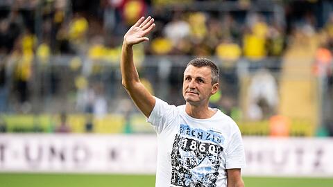 Trainer Michael Köllner von 1860 München kommt vor Spielbeginn zum Interview.
