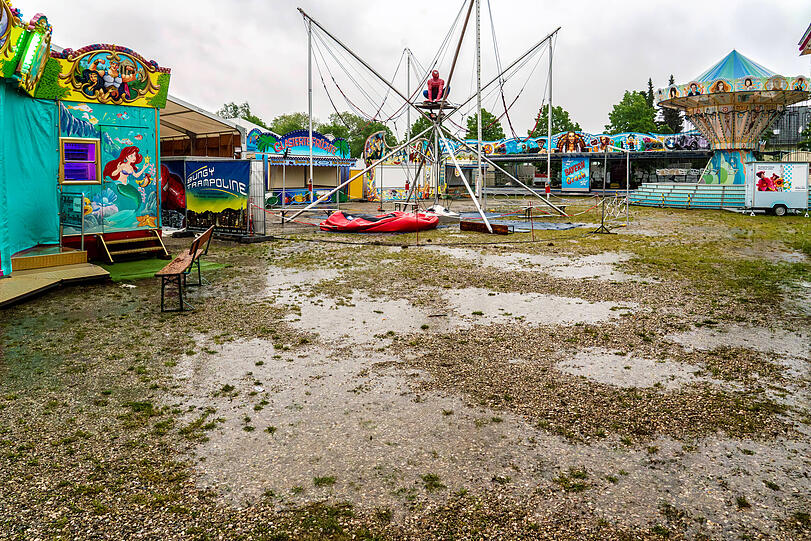 Die Truderinger Festwoche war von dem Starkregen betroffen. Der Volksfestplatz stand nach Unwetter am Montagnachmittag unter Wasser, die Fahrgeschäfte waren geschlossen und der Aiwanger-Auftritt im Festzelt musste ausfallen.