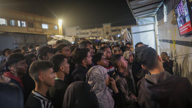 Menschen im Gazastreifen warten auf die Verkündung eines Waffenruheabkommens zwischen der Hamas und Israel.