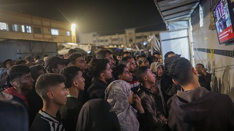 Menschen im Gazastreifen warten auf die Verkündung eines Waffenruheabkommens zwischen der Hamas und Israel.