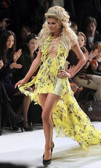 Paris Hilton setzte den knallengen, gelben Schlusspunkt der Mode-Woche.