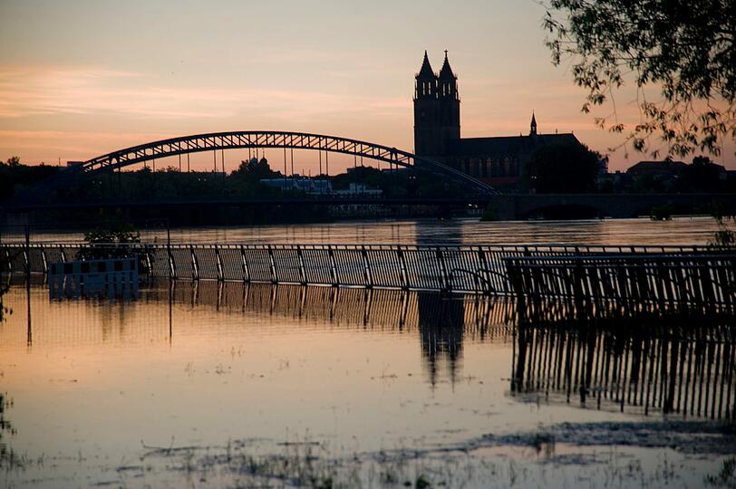 Der Magdeburger Dom im Sonnenuntergang.