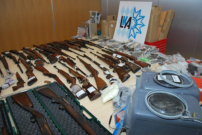 Haufenweise Schusswaffen und Sprengstoff-Materialien: Ein 59-Jähriger hat sich in Kelheim illegalerweise einen Atom-Bunker eingerichtet!