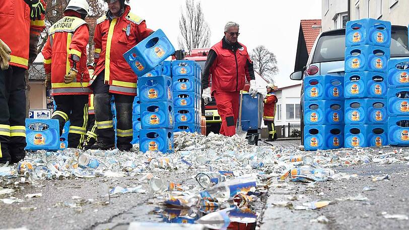 Die Einsatzkräfte der Feuerwehr waren rund eineinhalb Stunden mit Aufräumarbeiten beschäftigt. Der Lkw verlor rund 130 Kästen mit insgesamt 2600 Spezi-Flaschen.