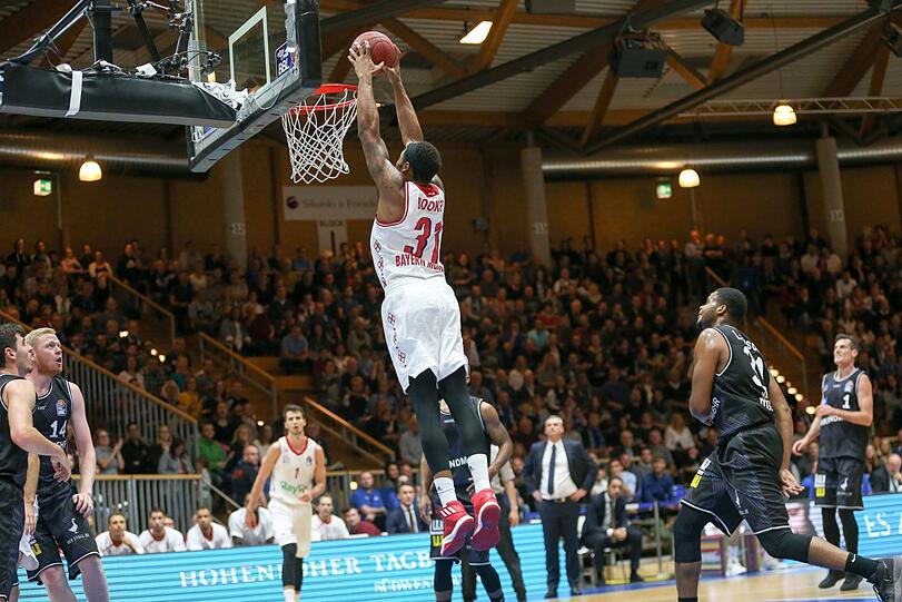 Devin Booker 31 (FC Bayern Basketball) springt zum Korb.