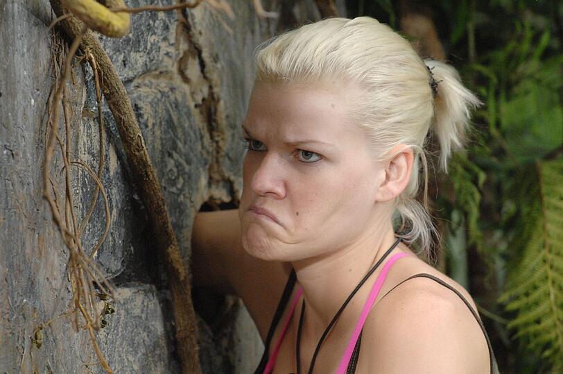 Jeder Finalist muss eine eigene Dschungelprüfung ablegen. Melanie Müller muss ihre Sterne aus fünf kleinen Höhlen holen. Doch in den Höhlen sind nicht nur die Sterne. In der ersten Höhle warten zwei Bartagamen (Eidechsenart) auf sie.