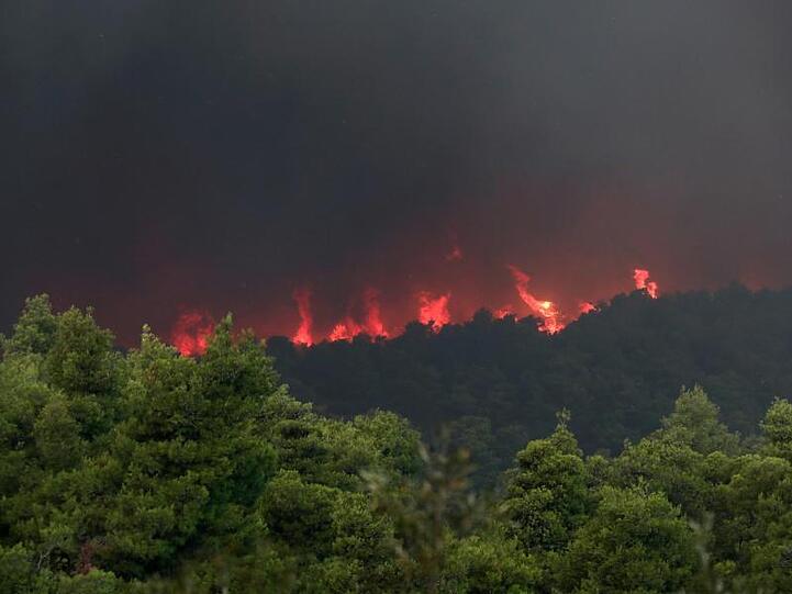 Nach wochenlanger Dürre sind in Griechenland zahlreiche Waldbrände ausgebrochen.