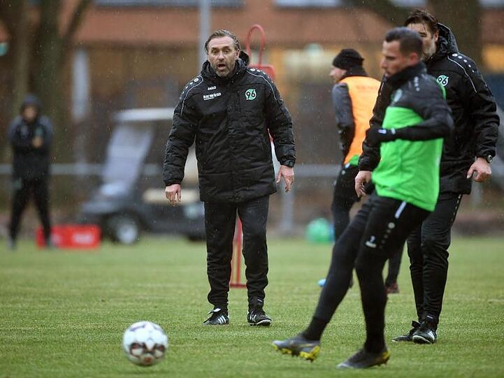 Thomas Doll (l), neuer Trainer bei Hannover 96, leitet erstmals das Training des Fußball-Bundesligisten.