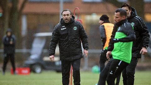Thomas Doll (l), neuer Trainer bei Hannover 96, leitet erstmals das Training des Fußball-Bundesligisten.
