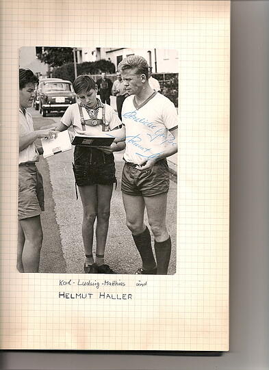 Fesch in Lederhose und BCA-Shirt ganz nah an seinem Idol: AZ-Leser Karl-Ludwig Matthias Knabl (m.) und Helmut Haller (damals BC Augsburg).