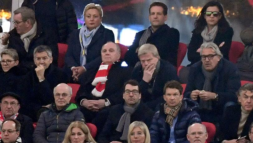 Oliver Kahn (2.v.r.) sitzt auf der Tribüne neben Ex-Präsident Uli Hoeneß (3.v.l.) von München.