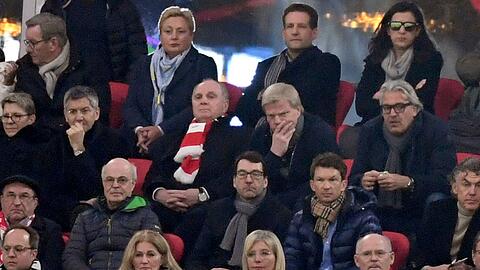Oliver Kahn (2.v.r.) sitzt auf der Tribüne neben Ex-Präsident Uli Hoeneß (3.v.l.) von München.