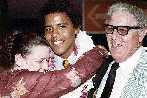 Obama mit seinen Großeltern Madelyn und Stanley Dunham im Jahr 1979. Nun trauert er um seine Oma.
