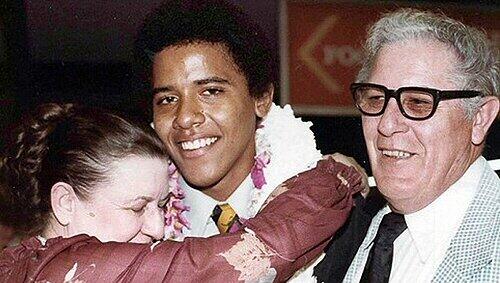 Obama mit seinen Großeltern Madelyn und Stanley Dunham im Jahr 1979. Nun trauert er um seine Oma. Obama mit seinen Großeltern Madelyn und Stanley Dunham im Jahr 1979. Nun trauert er um seine Oma.