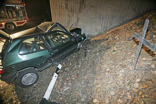 Das Kreuz neben der Brücke erinnert an einen anderen Unfalltoten: Auch für den Fahrer dieses Wagens kam jede Hilfe zu spät.