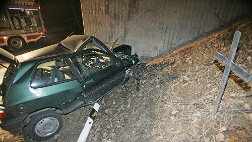 Das Kreuz neben der Brücke erinnert an einen anderen Unfalltoten: Auch für den Fahrer dieses Wagens kam jede Hilfe zu spät. Das Kreuz neben der Brücke erinnert an einen anderen Unfalltoten: Auch für den Fahrer dieses Wagens kam jede Hilfe zu spät.