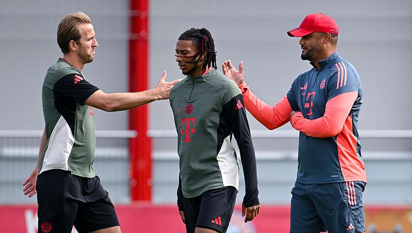 Bayern-Trainer Vincent Kompany (r) und Torjäger Harry Kane (l) beim Abschlusstraining vor dem Auftaktspiel gegen Chelsea.
