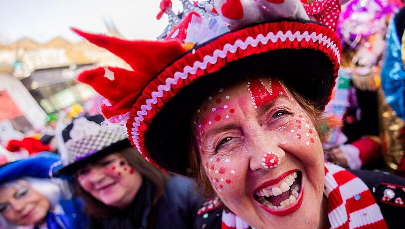 Kölns oberster Karnevalist Christoph Kuckelkorn hält den Karneval für eine große Therapiesitzung. Kölns oberster Karnevalist Christoph Kuckelkorn hält den Karneval für eine große Therapiesitzung.