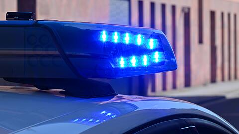 Eine Fahranf&auml;ngerin kommt von der Stra&szlig;e ab und &uuml;berschl&auml;gt sich mit ihrem Auto mehrfach. (Archivbild)