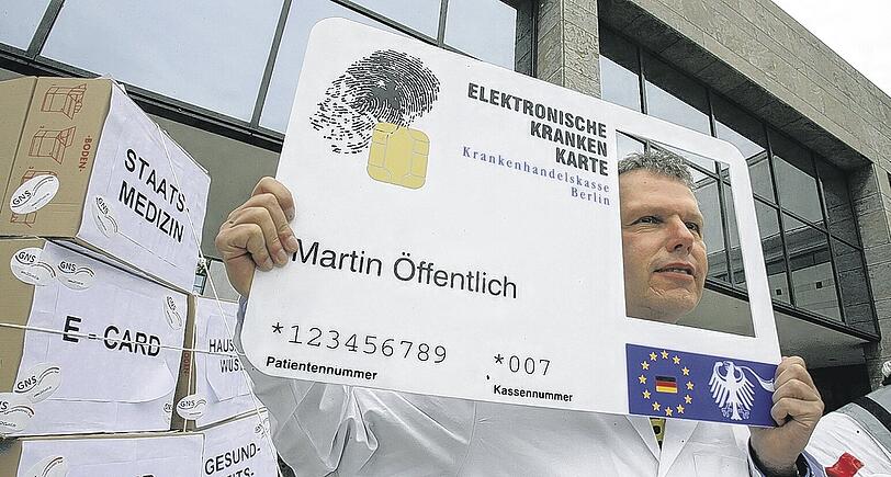 Ärzteprotest gegen die Gesundheitskarte: Viele Mediziner befürchten teuren Mehraufwand und argwöhnen, dass ihre Arbeit kontrolliert werden soll. Foto: dpa
