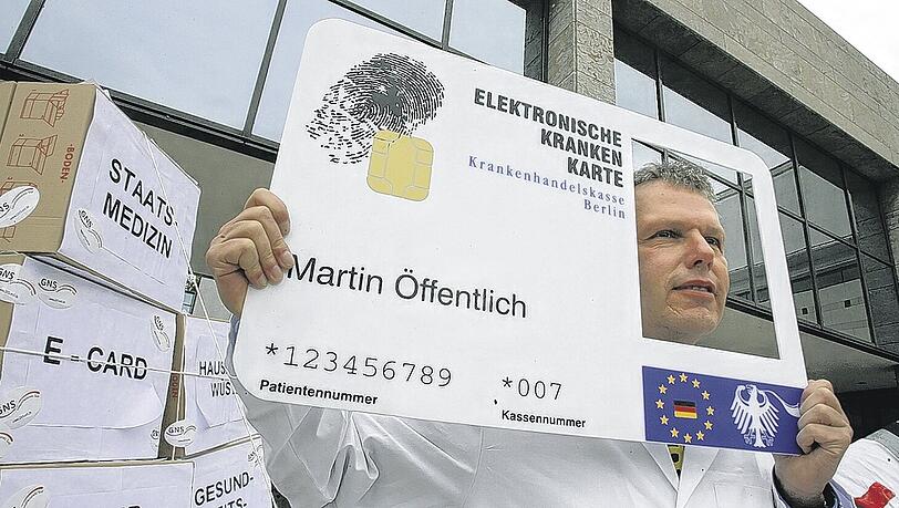 Ärzteprotest gegen die Gesundheitskarte: Viele Mediziner befürchten teuren Mehraufwand und argwöhnen, dass ihre Arbeit kontrolliert werden soll. Foto: dpa Ärzteprotest gegen die Gesundheitskarte: Viele Mediziner befürchten teuren Mehraufwand und argwöhnen, dass ihre Arbeit kontrolliert werden soll. Foto: dpa