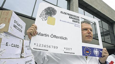 Ärzteprotest gegen die Gesundheitskarte: Viele Mediziner befürchten teuren Mehraufwand und argwöhnen, dass ihre Arbeit kontrolliert werden soll. Foto: dpa