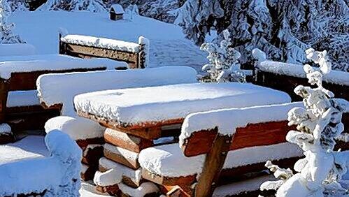 Hier gäb's für einen Schneeräumer viel zu tun - aber sieht auch schön aus: Schneehauben in einem Biergarten. Hier gäb's für einen Schneeräumer viel zu tun - aber sieht auch schön aus: Schneehauben in einem Biergarten.