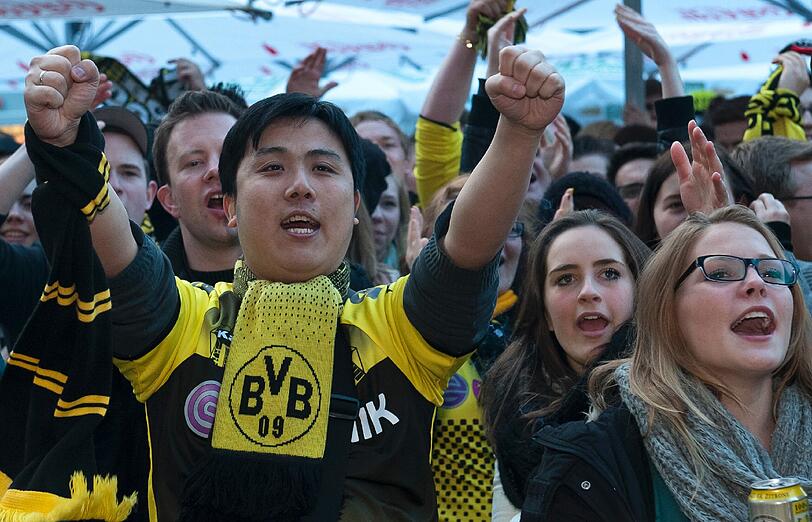 Spielerfrauen stürmen den Rasen, Klopp knutscht alle: Die Dortmunder lassen's krachen. Die Bilder von der BVB-Party