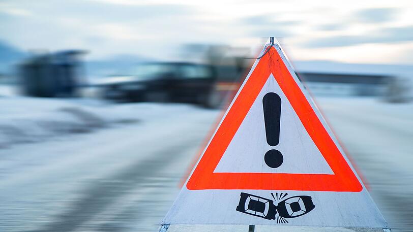 Auf schneeglatten Straßen kam es am Wochenende zu vielen Unfällen.