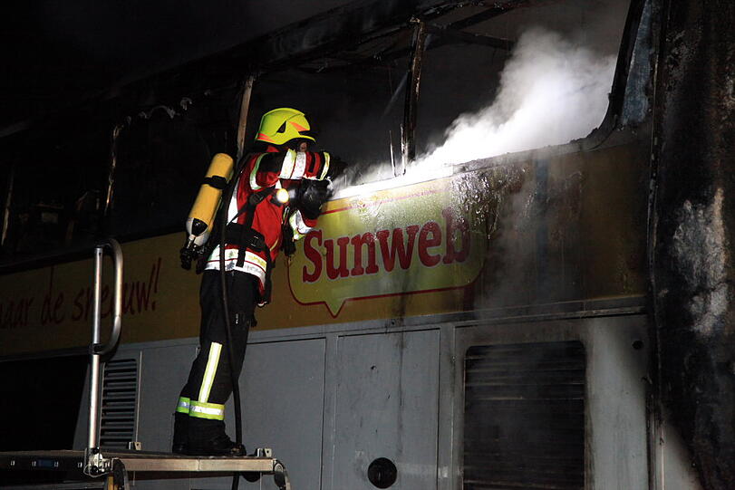 Ein Reisebus aus den Niederlanden steht auf der A8 in Richtung München in Flammen. Die Bilder vom Feuerwehreinsatz.