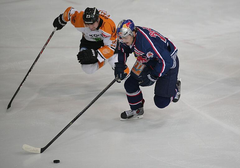 EHC-Stürmer Toni Ritter (hier beim Spiel gegen Wolfsburg) steht im Kader der Nationalmannschaft.