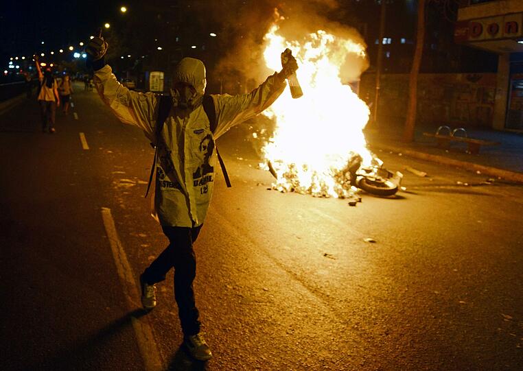 Feuer gelegt: Anti-Regierungs-Demonstranten in Caracas