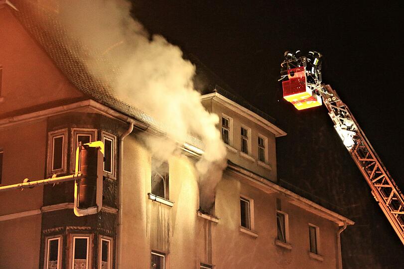 Ein Mann in Küps hat mit einer Zigarette seine Wohnung in Brand gesetzt - die Bilder vom Feuerwehreinsatz.