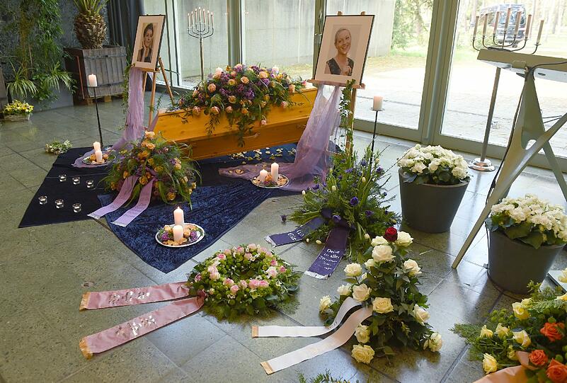 Der Sarg von Hendrikje Fitz war mit Blumen geschmückt. Daneben wurden zwei Portraits der beliebten Schauspielerin aufgestellt.