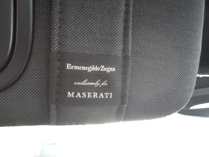 Der Mode-Zar lässt grüßen: Im Maserati Quattroporte GranLusso (= großer Luxus) hat sich Ermenegildo Zegna auf der linken Sonnenblende verewigt, er sorgt für die Seiden-Ausstattung von Sitzen und Dachhimmel.