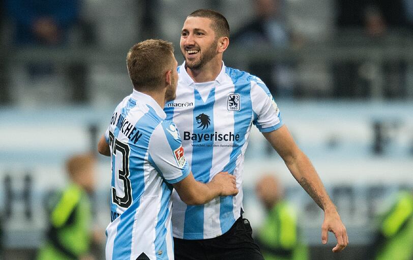 Levent Aycicek und Sascha Mölders jubeln über Mölders Treffer zum 4:1.