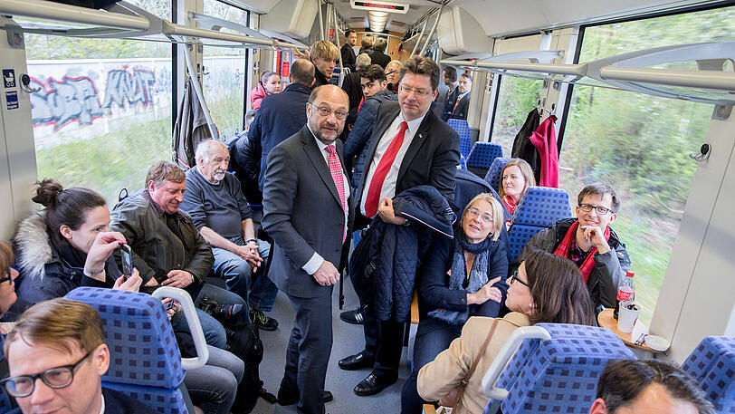 Der SPD-Parteivorsitzende Martin Schulz (M.) fährt von Kiel nach Lübeck im "Schulzzug" zu einer Wahlkampfveranstaltung.