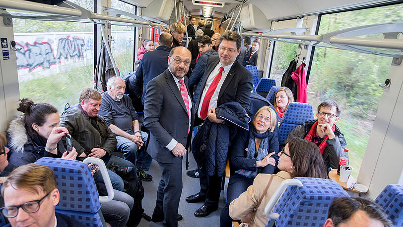 Der SPD-Parteivorsitzende Martin Schulz (M.) fährt von Kiel nach Lübeck im "Schulzzug" zu einer Wahlkampfveranstaltung. Der SPD-Parteivorsitzende Martin Schulz (M.) fährt von Kiel nach Lübeck im "Schulzzug" zu einer Wahlkampfveranstaltung.