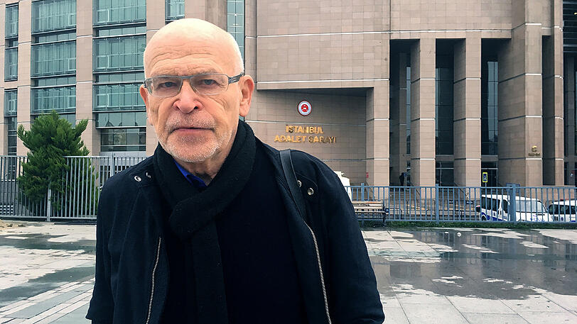 Günter Wallraff vor dem zentralen Justizgebäude Caglayan in Istanbul.