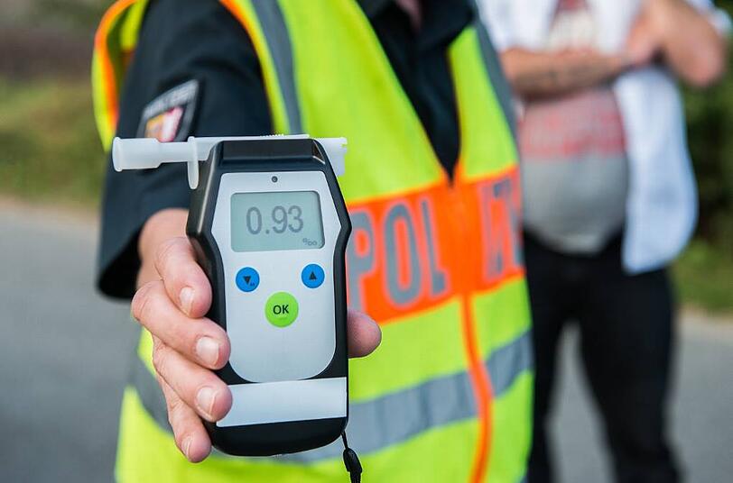 Betrunken und ohne Führerschein einen Unfall bauen - das kann auch die Rente kosten
