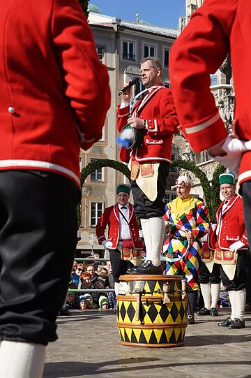 Laube, Kreuz, Schlange und Krone - das sind nur einige der Formationen, die die Schäffler auf Lager haben. Hier die Bilder vom traditionellen Tanz am Marienplatz vor Oberbürgermeister Dieter Reiter und später am Wittelsbacherplatz.
