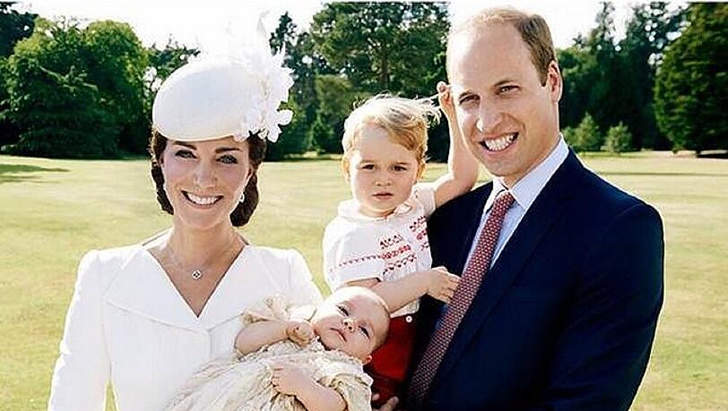 Stolze Eltern: Herzogin Kate und Prinz William mit der frisch getauften Charlotte und Prinz George Stolze Eltern: Herzogin Kate und Prinz William mit der frisch getauften Charlotte und Prinz George