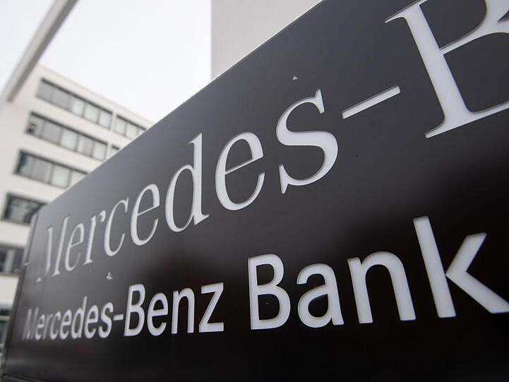 Das Logo der Mercedes-Benz Bank ist am Firmensitz der Bank zu sehen.