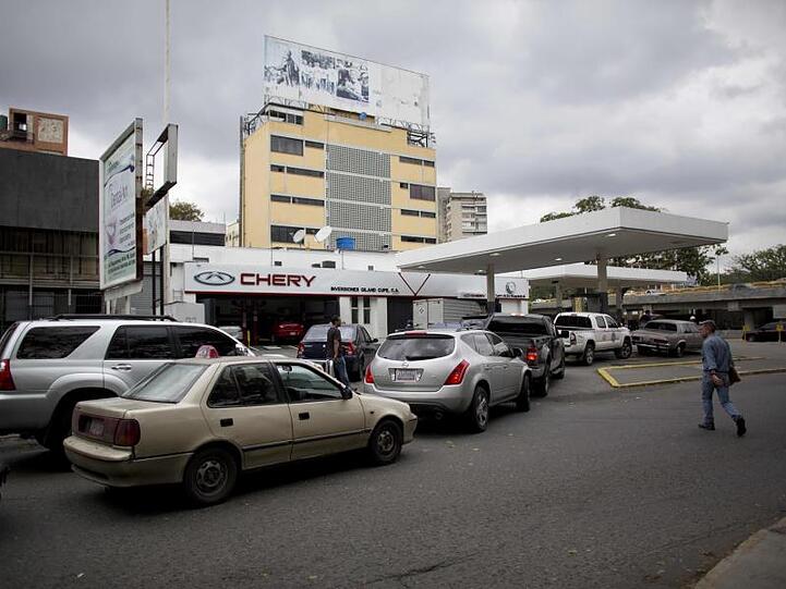 Autofahrer warten in Caracas an einer Tankstelle. Das ölreiche Venezuela hat nicht mehr genug Benzin.