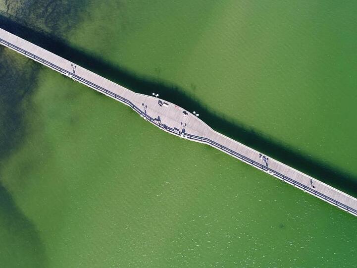 Touristen besuchen im Binz auf der Insel Rügen die Seebrücke. In dem Seebad sinken die Temperaturen am Wochenende unter 20 Grad; nächste Woche wird es dann angenehm warm.