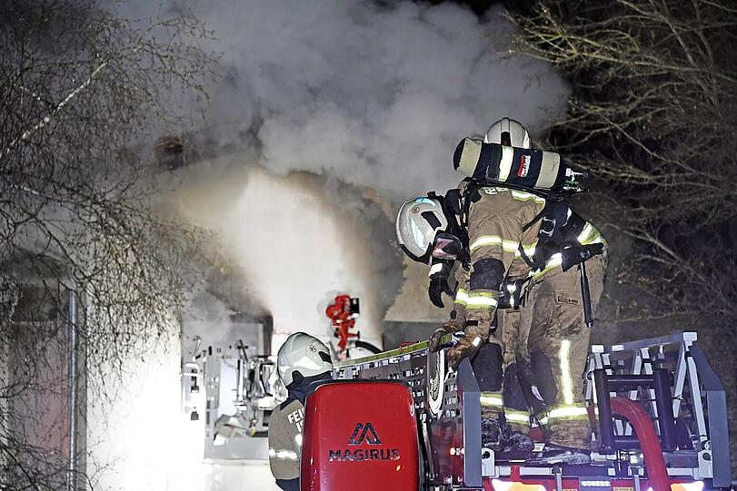 Der ausgedehnte Brand zerstörte kurz nach Mitternacht den Großteil eines Wohn- und Bürogebäudes in einem Gewerbegebiet in Ismaning.