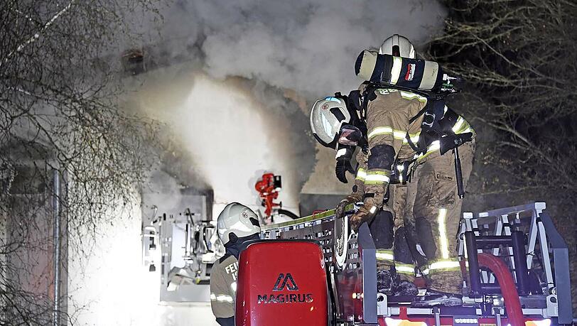 Der ausgedehnte Brand zerstörte kurz nach Mitternacht den Großteil eines Wohn- und Bürogebäudes in einem Gewerbegebiet in Ismaning. Der ausgedehnte Brand zerstörte kurz nach Mitternacht den Großteil eines Wohn- und Bürogebäudes in einem Gewerbegebiet in Ismaning.