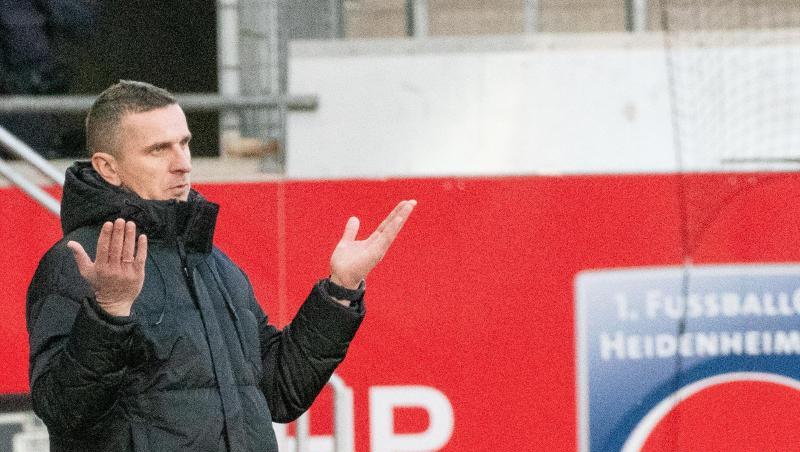 Regensburgs Trainer Mersad Selimbgovic breitet die Hände aus.