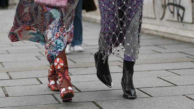 Ob bunt, einfarbig, mit kurzem oder langem Schaft: Cowboystiefel sind diesen Sommer ein Must-have.